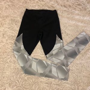 UNDER ARMOUR LEGGINGS SIZE SMALL